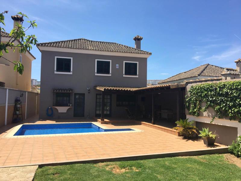 SE VENDE CHALET CON PISCINA EN LA COLONIA DE SAN MIGUEL ALGECIRAS
